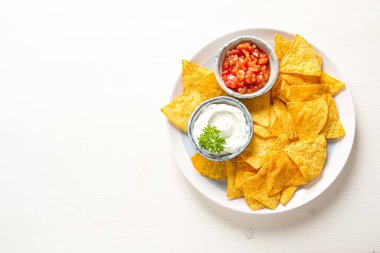 Aperatif bir parti, tortilla cips, cips Soslar: sals