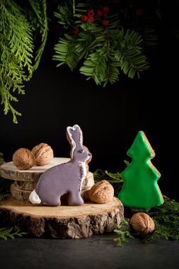 Gingerbread bir Noel ağacı dalları hayvanlarla şeklinde. dekorasyon. Koyu arka plan