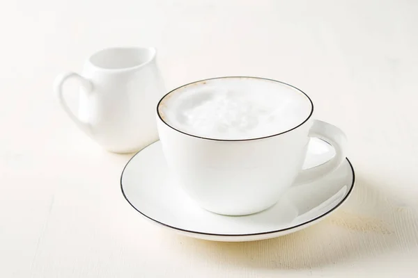 Café espresso casero italiano en una taza blanca. Fondo de luz —  Fotos de Stock