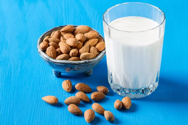 Alternativa mejerimjölk. Mandelmjölk i en glasflaska och färska — Stockfoto