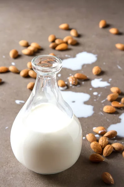 Dairy alternative milk. Almond milk in a glass bottle and fresh — Stock Photo, Image