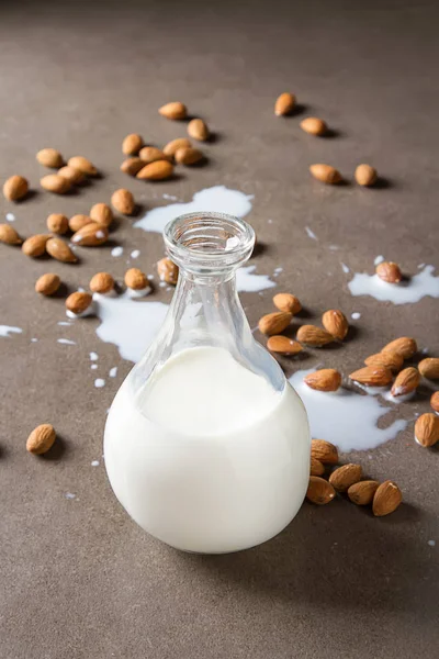 Leche alternativa láctea. Leche de almendras en botella de vidrio y fresca —  Fotos de Stock
