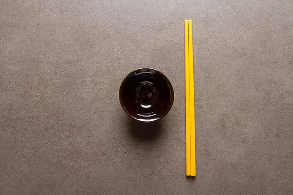 Comida china. Dos palillos para comer. Palitos de comida. Un tazón. Pa —  Fotos de Stock