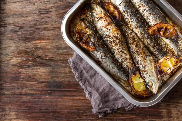 Des sardines de Cornouailles. Pour barbecue et BBG. Fond sombre . — Photo