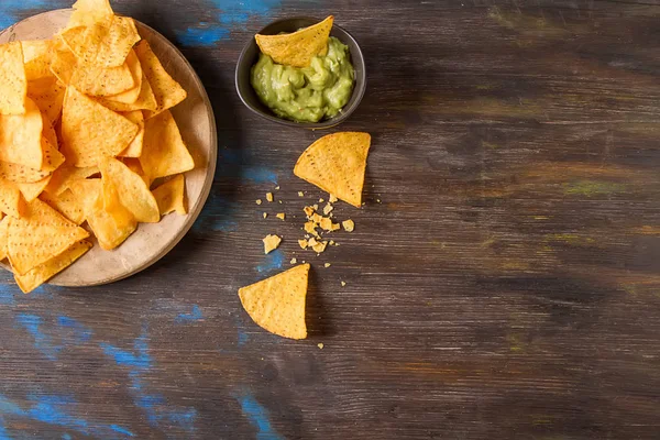 Snack para una fiesta, patatas fritas con tortilla, nachos con salsas: gu —  Fotos de Stock