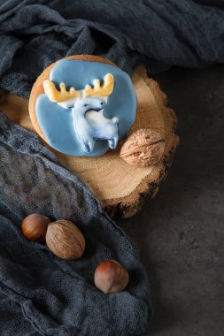 Gingerbread hayvan şeklinde. Noel dekorasyonu. Koyu arka plan