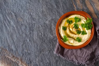 Vejetaryen aperatif. Humus ile Yeşiller, zeytinyağı ile giyinmiş ve
