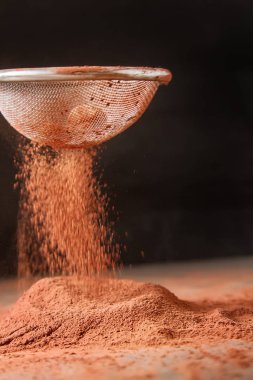 Bir elek çikolata ve pişirme için doğal kakao tozu. Kopya s