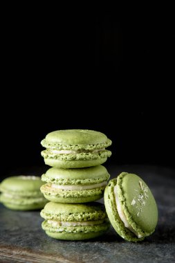 Fransız tatlı macaroons Antep fıstığı ve çilek ile. Koyu arka plan
