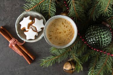 Zencefil bal gingerbread çerezleri Noel sıcak siyah kahve ile için. Koyu arka plan