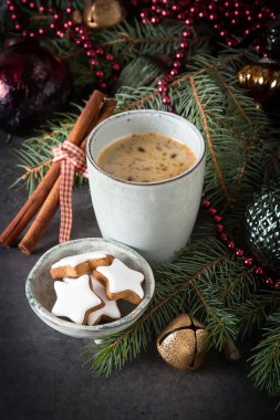 Zencefil bal gingerbread çerezleri Noel sıcak siyah kahve ile için. Koyu arka plan
