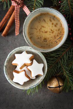 Zencefil bal gingerbread çerezleri Noel sıcak siyah kahve ile için. Koyu arka plan