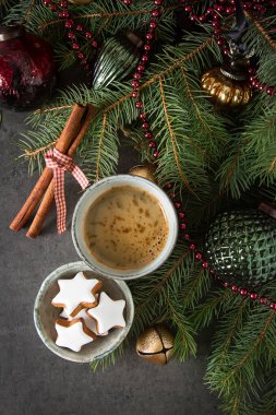 Zencefil bal gingerbread çerezleri Noel sıcak siyah kahve ile için. Koyu arka plan