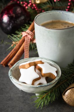 Zencefil bal gingerbread çerezleri Noel sıcak siyah kahve ile için. Koyu arka plan