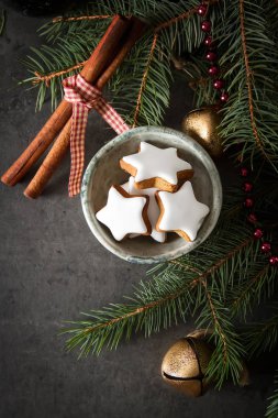 Zencefil bal gingerbread çerezleri Noel için. Koyu arka plan