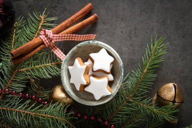 Zencefil bal gingerbread çerezleri Noel için. Koyu arka plan