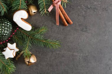 Zencefil bal gingerbread çerezleri Noel için. Koyu arka plan