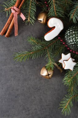 Zencefil bal gingerbread çerezleri Noel için. Koyu arka plan