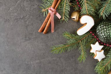 Zencefil bal gingerbread çerezleri Noel için. Koyu arka plan