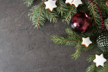 Zencefil bal gingerbread çerezleri Noel için. Koyu arka plan