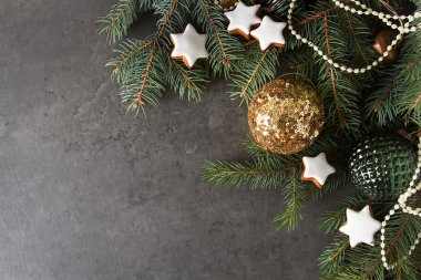 Zencefil bal gingerbread çerezleri Noel için. Koyu arka plan