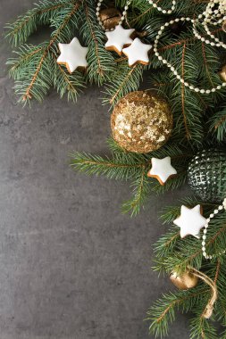 Zencefil bal gingerbread çerezleri Noel için. Koyu arka plan