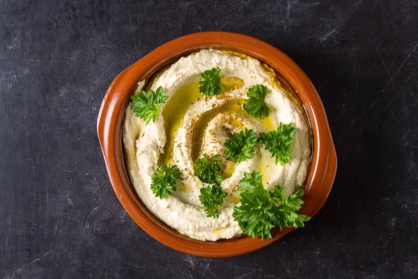 Vegetariánské občerstvení. Hummus s zelení, oblečený s olivovým olejem a — Stock fotografie