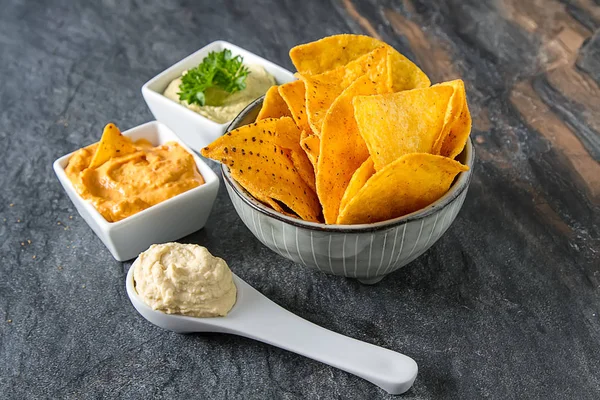 Vegetarian snack. Hummus with greens, dressed with olive oil and — Stock Photo, Image