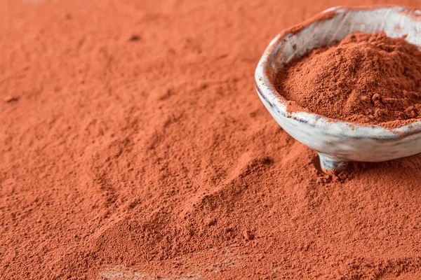 Naturliga kakaopulver i en lera skål för choklad och bakning. Co — Stockfoto