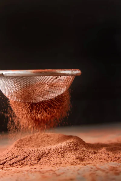 天然可可粉筛巧克力和烘烤。复制 s — 图库照片
