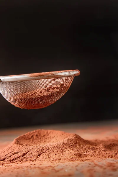 Poudre de cacao naturelle dans un tamis pour le chocolat et la cuisson. Copie s — Photo