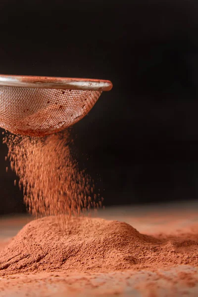 Natuurlijke cacaopoeder in een zeef voor chocolade en bakken. Kopiëren van s — Stockfoto