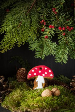 Zencefil bal gingerbread çerezleri Noel Noel ağacının altında. Koyu arka plan