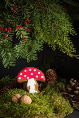 Zencefil bal gingerbread çerezleri Noel Noel ağacının altında. Koyu arka plan