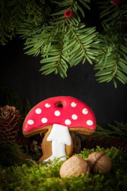 Zencefil bal gingerbread çerezleri Noel Noel ağacının altında. Koyu arka plan