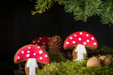 Zencefil bal gingerbread çerezleri Noel Noel ağacının altında. Koyu arka plan