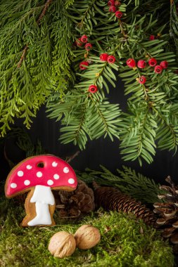 Zencefil bal gingerbread çerezleri Noel Noel ağacının altında. Koyu arka plan