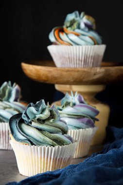 cupcakes ahşap bir gemide. Tatlı tatlı bir doğum günü için. Koyu arka plan