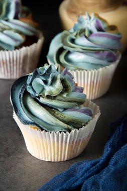 cupcakes ahşap bir gemide. Tatlı tatlı bir doğum günü için. Koyu arka plan