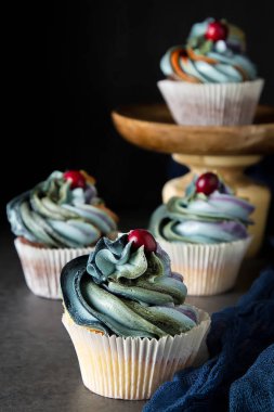 cupcakes ahşap bir gemide. Tatlı tatlı bir doğum günü için. Koyu arka plan