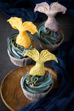 cupcakes Mastikalar mermaid kuyruk ile dut. Tatlı tatlı bir doğum günü için. Koyu arka plan