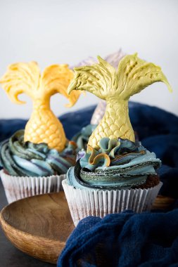 cupcakes Mastikalar mermaid kuyruk ile dut. Tatlı tatlı bir doğum günü için. Koyu arka plan