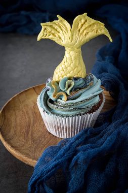 cupcakes Mastikalar mermaid kuyruk ile dut. Tatlı tatlı bir doğum günü için. Koyu arka plan