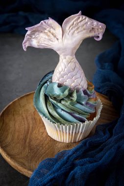cupcakes Mastikalar mermaid kuyruk ile dut. Tatlı tatlı bir doğum günü için. Koyu arka plan