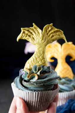 cupcakes Mastikalar mermaid kuyruk ile dut. Tatlı tatlı bir doğum günü için. Koyu arka plan