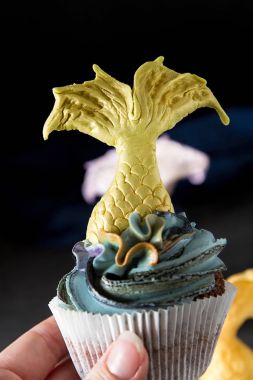 cupcakes Mastikalar mermaid kuyruk ile dut. Tatlı tatlı bir doğum günü için. Koyu arka plan