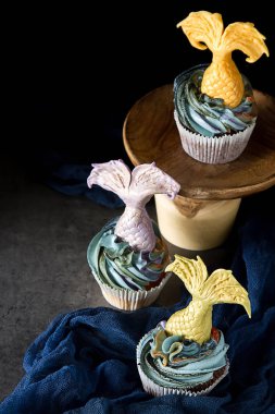 cupcakes Mastikalar mermaid kuyruk ile dut. Tatlı tatlı bir doğum günü için. Koyu arka plan