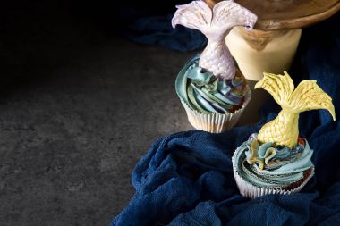 cupcakes Mastikalar mermaid kuyruk ile dut. Tatlı tatlı bir doğum günü için. Koyu arka plan