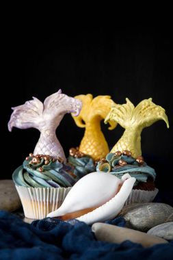 cupcakes Mastikalar mermaid kuyruk ile dut. Tatlı tatlı bir doğum günü için. Koyu arka plan