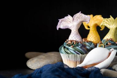 cupcakes Mastikalar mermaid kuyruk ile dut. Tatlı tatlı bir doğum günü için. Koyu arka plan